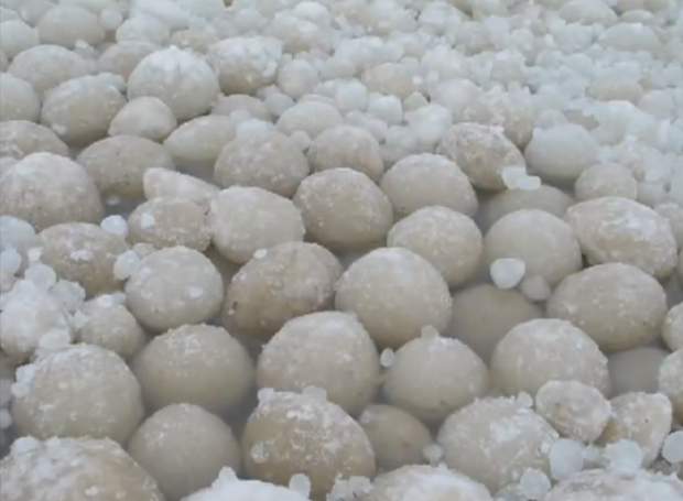 „Ледена јаја“ запалила интернет: Насукана леже на финској обали 